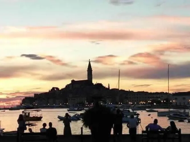 Rovinj Seaside Apartment With Balcony